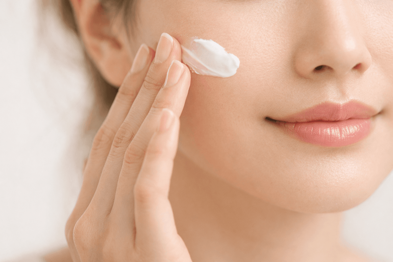 スキンケアをしている女性